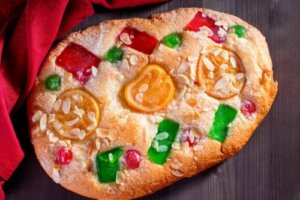 Świąteczny biszkopt z kandyzowanymi owocami — łatwy przepis