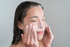 Przewodnik po pielęgnacji skóry Amerykańskiej Akademii Dermatologii