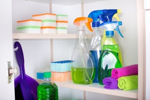 Jak bezpiecznie przechowywać w domu środki czystości?
