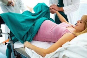 Przemoc położnicza przy porodzie — na czym polega i jak ją rozpoznać?