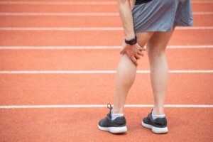 Uporczywy ból za kolanem - jakie mogą być przyczyny?