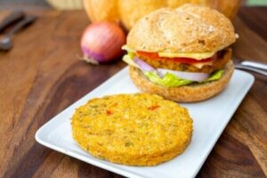 Wegański Burger z dynią, marchewką i płatkami owsianymi