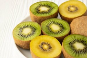 Czym się różni żółte kiwi od popularnej, zielonej odmiany?