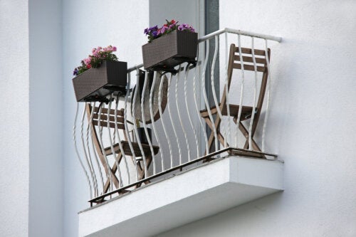 Małe balkony: jak je udekorować i jak najlepiej je wykorzystać?