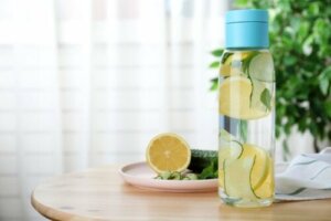 Lemoniada ogórkowa - dlaczego warto pić wodę z ogórka i cytryny