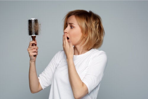 Wypadanie włosów podczas karmienia piersią – jak sobie radzić?