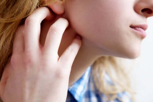 Swędząca skóra lub świąd: objawy, przyczyny i zalecenia