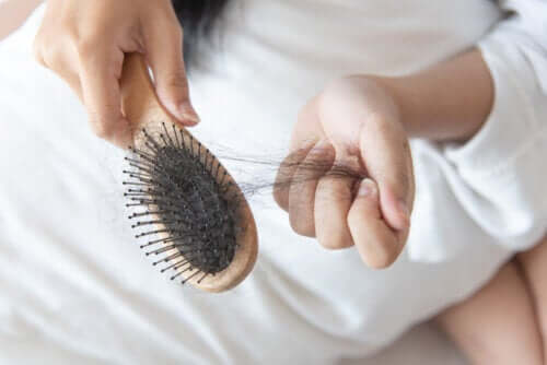 Czy dieta ketonowa może powodować wypadanie włosów?