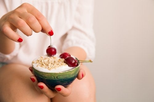 Jedzenie jogurtu na śniadanie – jakie przynosi korzyści?