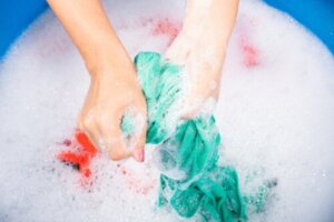 Poznaj najskuteczniejsze sposoby na usuwanie plam z ubrań