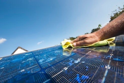 Jak czyścić panele słoneczne, aby zachować ich wydajność?