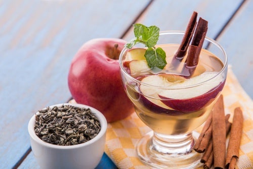 Oczyszczający napój z jabłka i cynamonu przyspiesza metabolizm
