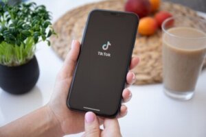 Filmy TikTok o diecie: dlaczego mogą być szkodliwe?
