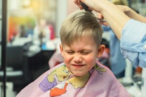 9 wskazówek, jak pomóc dzieciom przezwyciężyć strach przed strzyżeniem