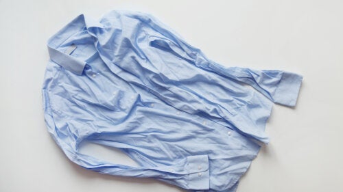Jak usunąć zagniecenia z ubrań bez prasowania?