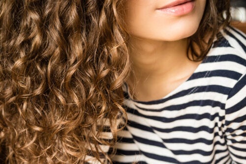 Falowanie włosów – jak je uzyskać bez użycia ciepła