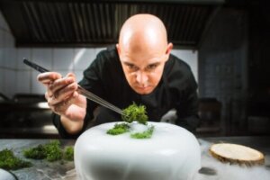 Czym jest gastronomia molekularna i jakie są jej zalety?