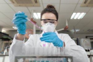 Terapia biologiczna choroby Leśniowskiego-Crohna: zalety i zagrożenia