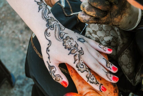 Czarna henna stosowana do tatuaży - jakie są zagrożenia?