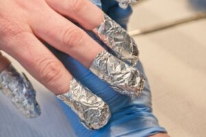 Jak bezpiecznie usunąć paznokcie żelowe w domu?