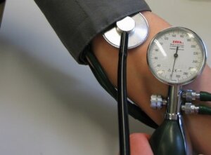 Niskie ciśnienie krwi: jak je regulować i co robić, gdy spada?