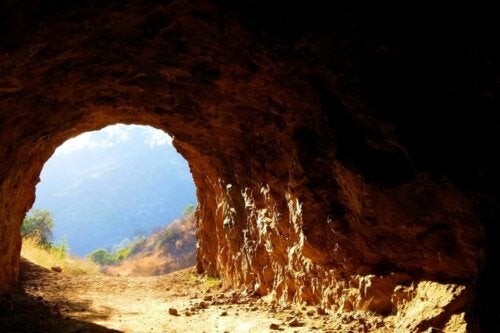 Mit Platona o jaskini: co oznacza i czego nas uczy?