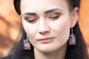 Mam guzek wokół kolczyka: co mogę zrobić?