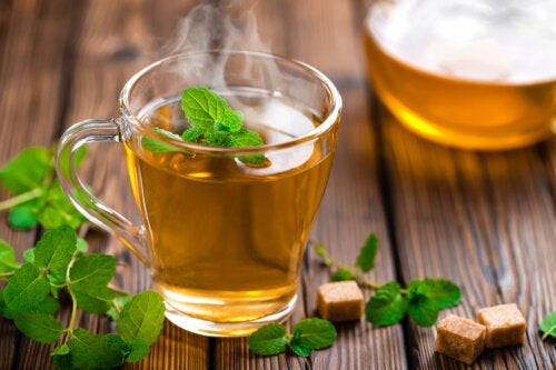 Herbatka miętowa: do czego służy, przeciwwskazania i przygotowanie