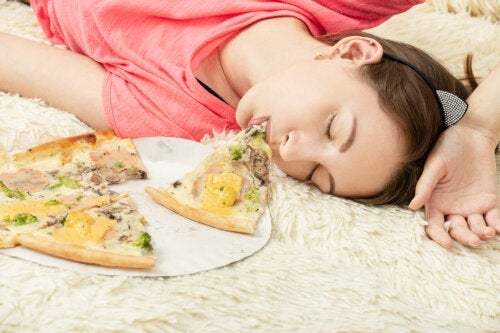 Dlaczego odczuwam zmęczenie po jedzeniu? Dowiedz się, jak to przezwyciężyć