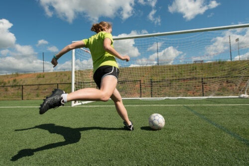 Jak cykl menstruacyjny wpływa na kobiecą piłkę nożną?
