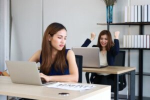 Syndrom Prokrustesa - nienawiść do ludzi, którzy się wyróżniają