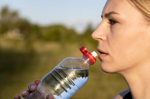 Butelki na wodę wielokrotnego użytku - jak czyścić?