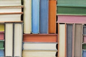 Tsundoku: trend dekorowania książkami