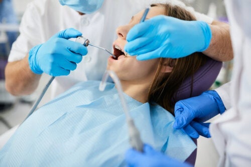 Fenestracja dentystyczna: co to jest i jak się ją wykonuje?