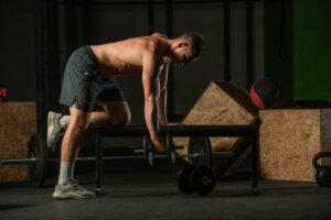 Jak prawidłowo wykonać odrzut tricepsa