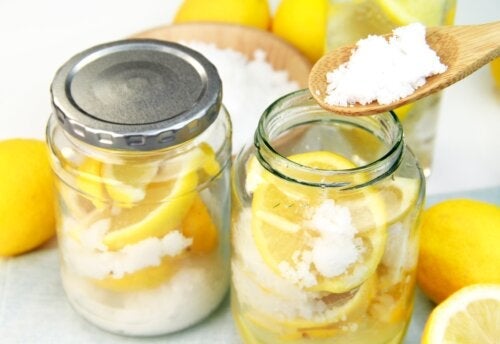 Czy spożywanie cytryny z solą jest szkodliwe?