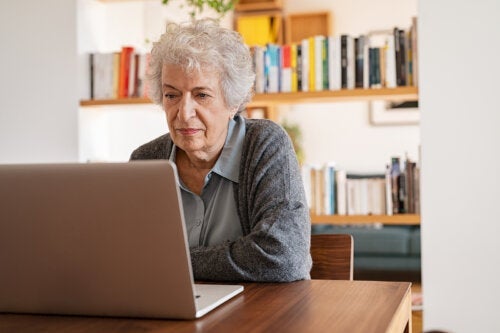 Cyberbezpieczeństwo seniorów – o czym należy pamiętać
