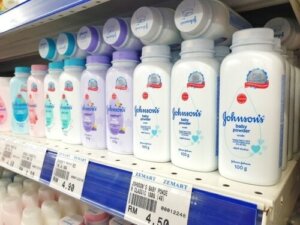 Dlaczego Johnson & Johnson przestanie sprzedawać swój puder dla niemowląt