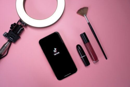 Makijaż jednowarstwowy: nowy trend kosmetyczny w TikTok