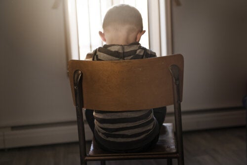 Krzesło do przemyśleń – czy to właściwa metoda wychowawcza?