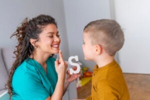 Echolalia - rodzaje, przyczyny i sposoby leczenia