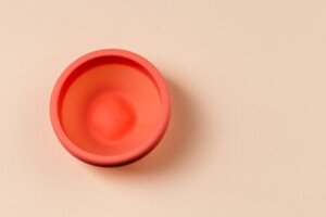 Krążek menstruacyjny: co to jest i czym różni się od kubeczka menstruacyjnego?