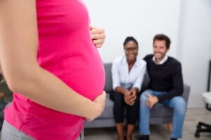 Macierzyństwo zastępcze: co to jest i co należy wziąć pod uwagę