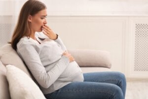 Suchość w jamie ustnej podczas ciąży: przyczyny i leczenie