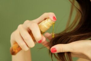 Dimetikon do włosów: zastosowania, możliwe zagrożenia i alternatywy