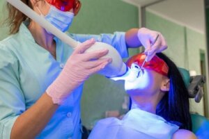 Wybielanie zębów LED: zalety, wady i pielęgnacja
