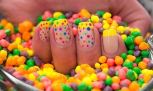 Paznokcie w kropki: najnowszy trend w minimalistycznym manicure