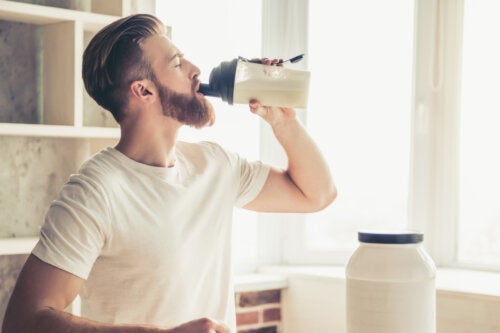 Czy kreatyna w koktajlach proteinowych powoduje uszkodzenie nerek?