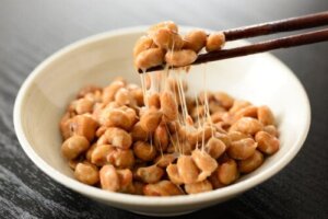 Natto - lepki japoński pokarm dostarczający probiotyki