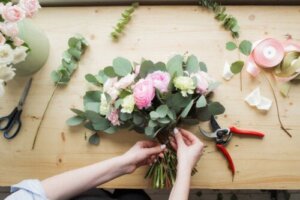 Jak zrobić bukiet kwiatów w domu: samouczek krok po kroku
